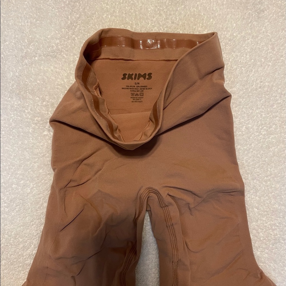 SKIMS Sculpting Short Mid Thigh in Sienna S/M - Picture 7 of 8